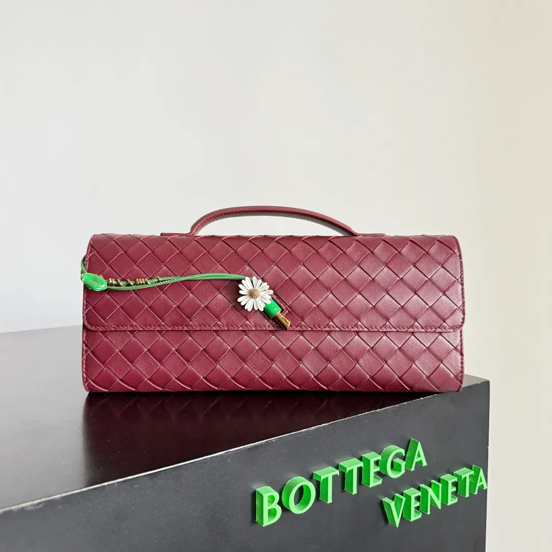 Batch 1720 Bottega Veneta clutch bags are shipping! The carefully crafted latch opening and closing is like a small key, giving us a sense of ritual every time we use this bag. The innovative design this time is to make the latch part into the shape of a small daisy. The originally elegant and restrained style instantly adds some playfulness, and matches with a skirt. Going out for a picnic or admiring the scenery will add to the overall look🌸🌸The heavily crafted daisy is lifelike and full of exquisiteness. The fixed rope is also decorated with a winding golden rope and a small leaf, echoing the daisy. The whole bag looks very coordinated. Style No.: 836810 (741511) Color: Barrow Red Size: 31*13*3cm